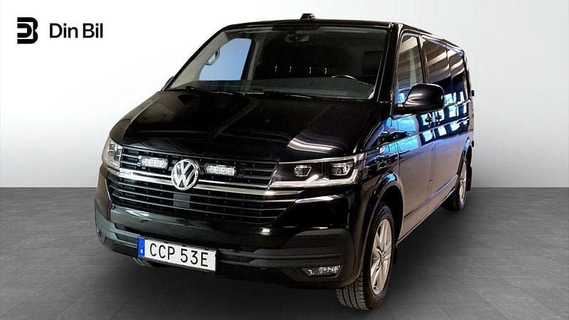Svart (deep black pärleffekt) Begagnad 2021 VW T6.1 Van | 439 900 kr (Marknadspris) - Bild 1/4