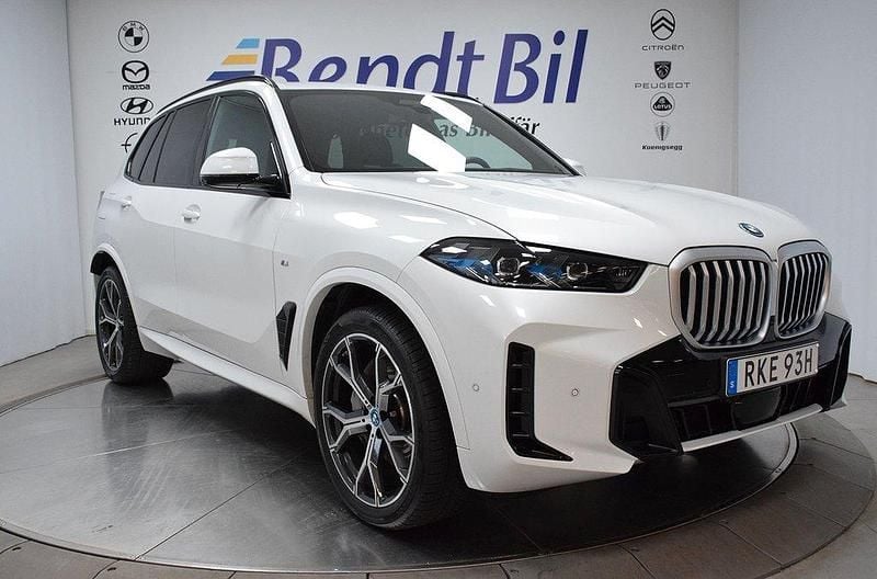 Mineralvit metallic Begagnad 2024 BMW X5 M Sport SUV | 949 500 kr (Superpris) - Bild 1/4