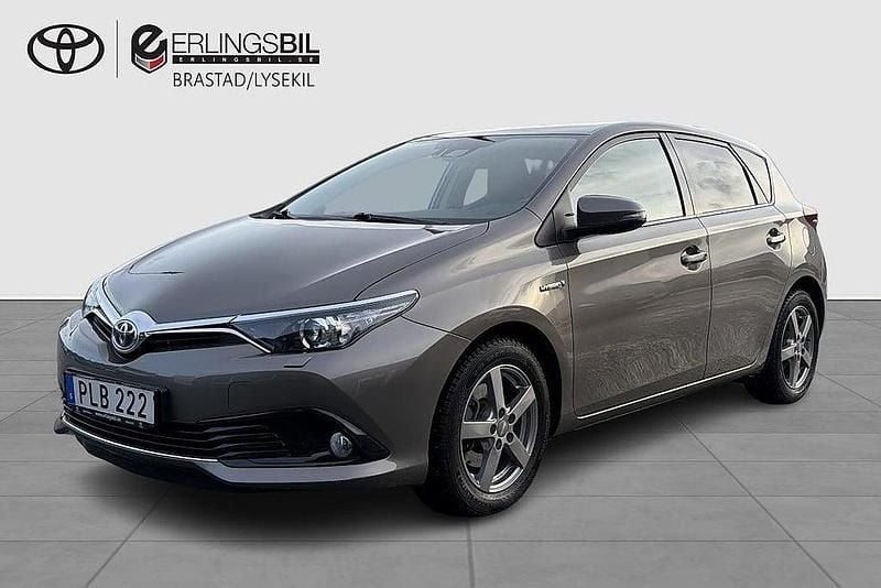 Mörkgrå Begagnad 2017 Toyota Auris Hybrid Comfort Halvkombi | 174 900 kr (Marknadspris) - Bild 1/4