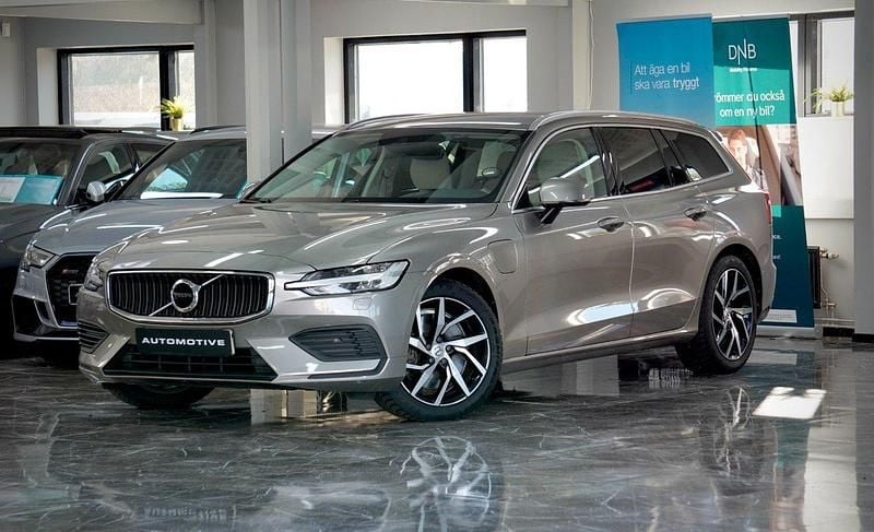 Grå Begagnad 2020 Volvo V60 Momentum Kombi | 289 900 kr (Bra pris) - Bild 1/4