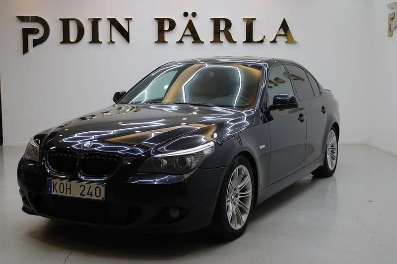Svart Begagnad 2010 BMW 520 M Sport Sedan | 89 900 kr (Marknadspris) - Bild 1/4