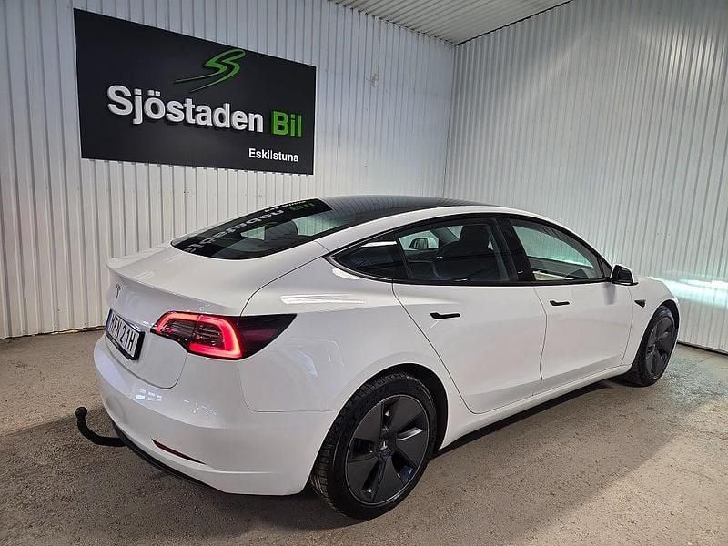 Begagnad Tesla Model 3 Standard Range 235 kW (320 HK) 2022 Vitmetallic Sedan