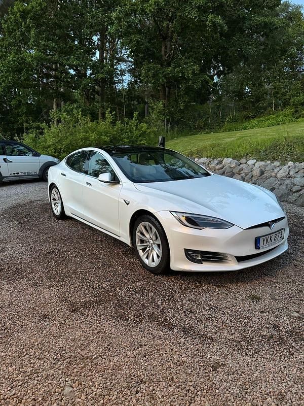 Begagnad Tesla Model S 235 kW (320 HK) 2017 Metallic Halvkombi