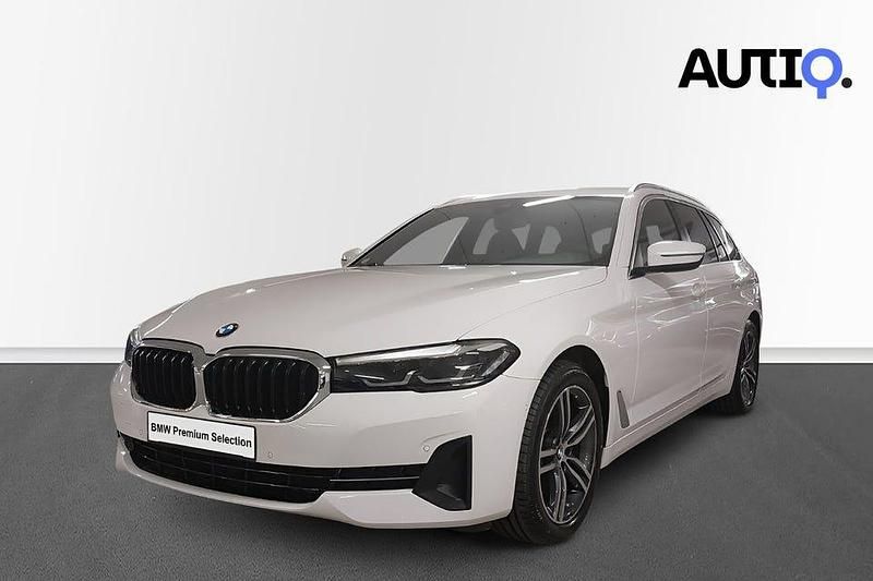 Vit Begagnad 2021 BMW 520 M Sport Kombi | 289 900 kr (Superpris) - Bild 1/4
