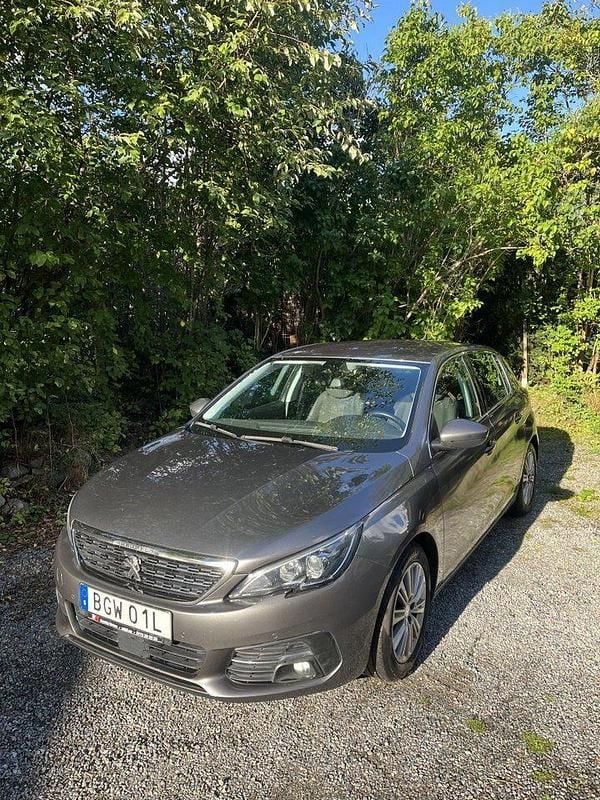 Grå Begagnad 2019 Peugeot 308 Allure Halvkombi | 105 000 kr (Marknadspris) - Bild 1/4