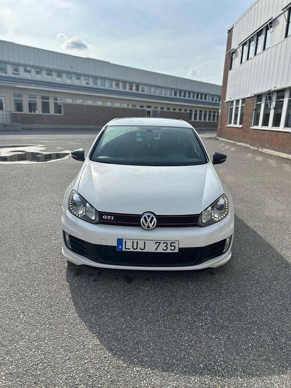 Vit Begagnad 2012 VW Golf VII Edition Halvkombi | 89 900 kr (Superpris) - Bild 1/4