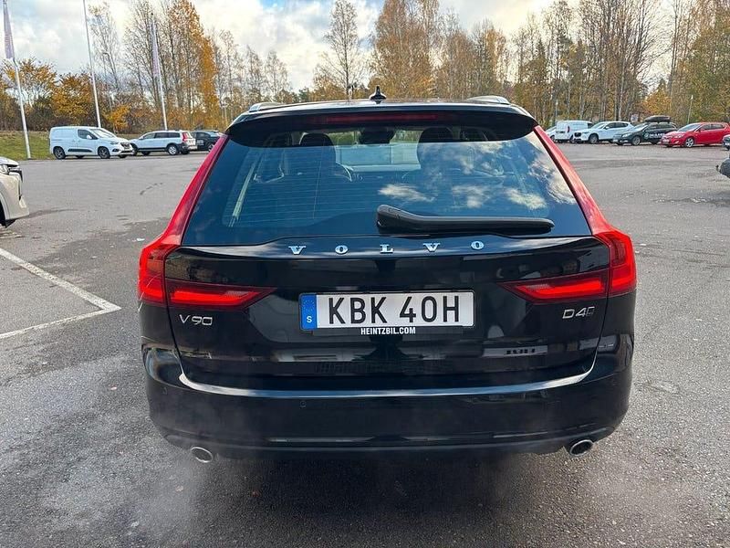 Begagnad Volvo V90 Momentum 190 HK (139 kW) 2020 Svart Kombi