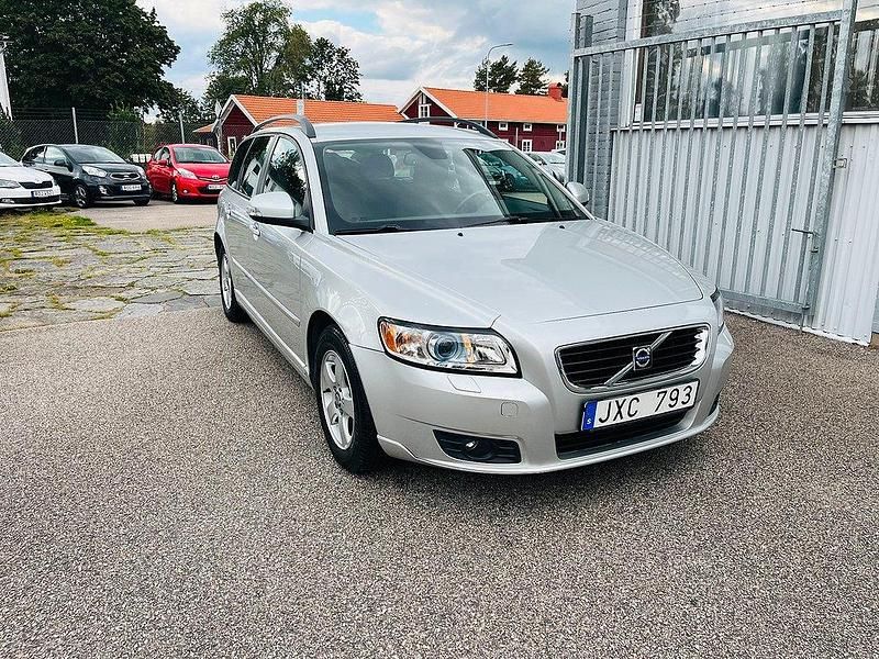 Ljusgrå Begagnad 2009 Volvo V50 Momentum Kombi | 89 900 kr (Dyr) - Bild 1/4