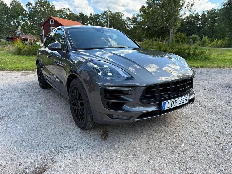 Mörkgrå (grå) Begagnad 2017 Porsche Macan GTS Sport SUV | 398 800 kr (Marknadspris) - Bild 1/4