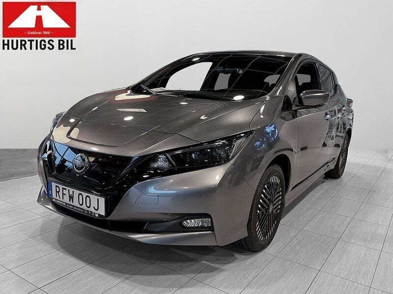 Grå (dark metal grey metallic) Begagnad 2023 Nissan Leaf N-Connecta Halvkombi | 299 900 kr (Dyr) - Bild 1/4