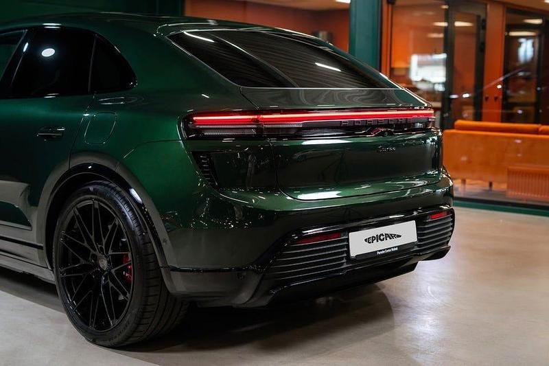 Begagnad Porsche Macan Turbo 469 kW (639 HK) 2024 Mörkgrön SUV