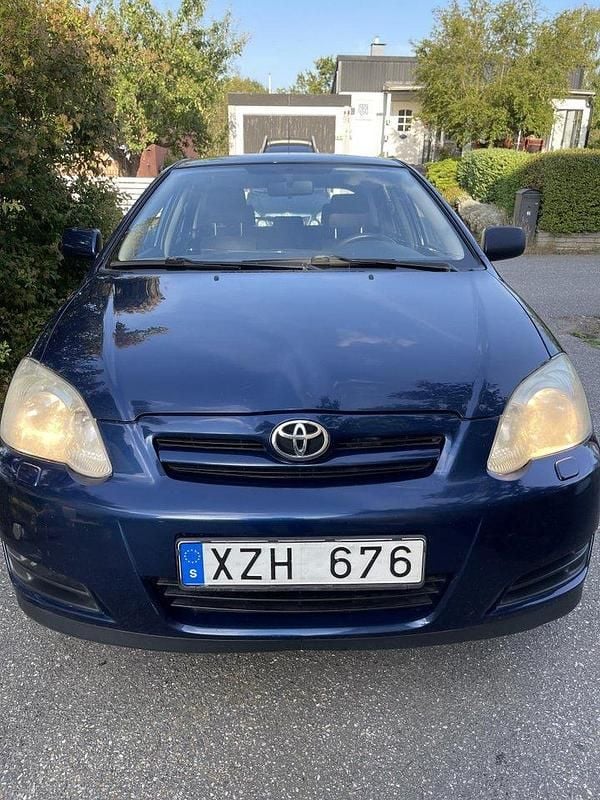 Blå Begagnad 2006 Toyota Corolla Halvkombi | 35 000 kr (Marknadspris) - Bild 1/4