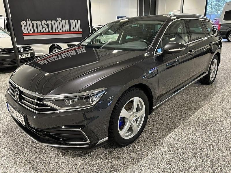 Gråmetallic metallic Begagnad 2021 VW Passat GTE Kombi | 238 000 kr (Marknadspris) - Bild 1/4