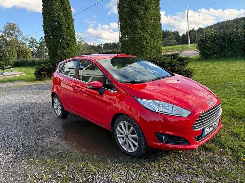Röd Begagnad 2017 Ford Fiesta Titanium Halvkombi | 75 000 kr (Marknadspris) - Bild 1/4