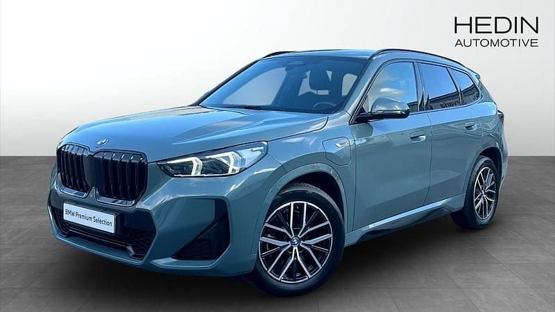 Grön (green) Begagnad 2023 BMW X1 M Sport SUV | 478 700 kr (Marknadspris) - Bild 1/4