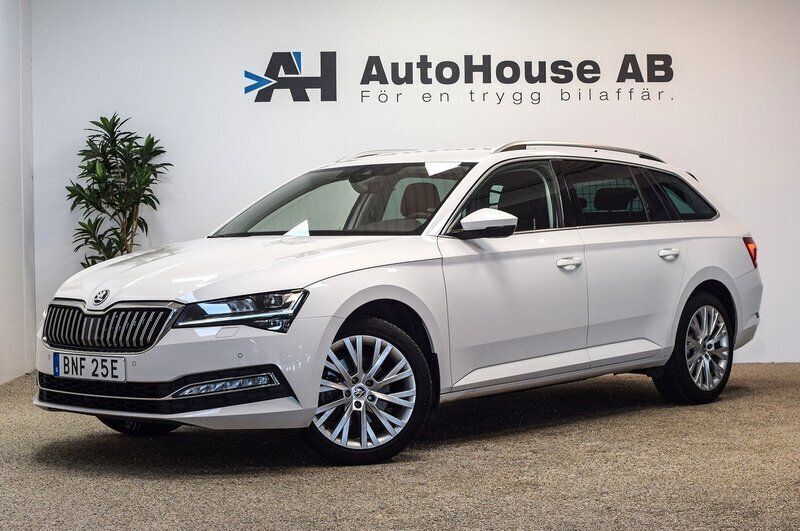 Vit Begagnad 2020 Skoda Superb Kombi | 239 000 kr (Marknadspris) - Bild 1/4