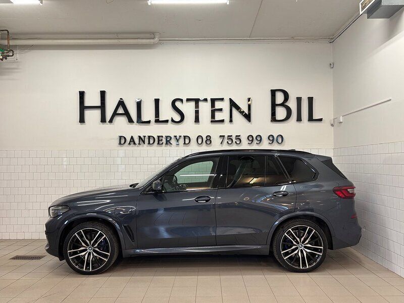 Grå Begagnad 2021 BMW X5 M Sport SUV | 729 000 kr (Marknadspris) - Bild 1/4