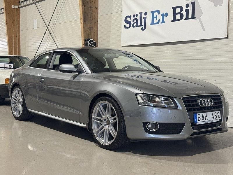 Grå Begagnad 2010 Audi A5 Sport Sportkupé | 129 900 kr (Marknadspris) - Bild 1/4