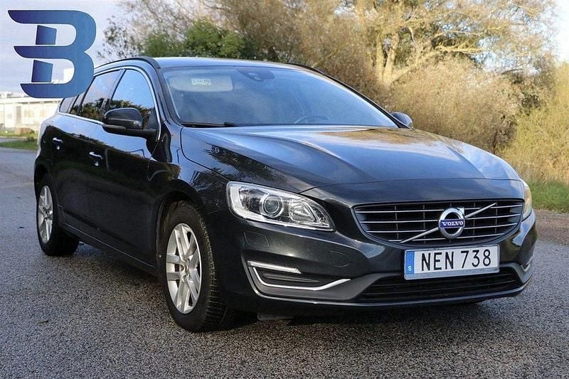 Grå Begagnad 2016 Volvo V60 Momentum Kombi | 164 900 kr (Marknadspris) - Bild 1/4