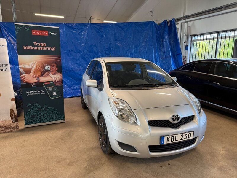Silver Begagnad 2009 Toyota Yaris Halvkombi | 49 900 kr (Marknadspris) - Bild 1/4