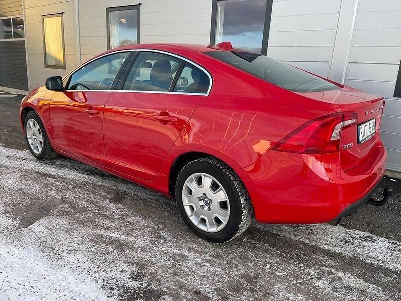 Begagnad Volvo S60 Momentum 203 HK (149 kW) 2010 Röd Sedan