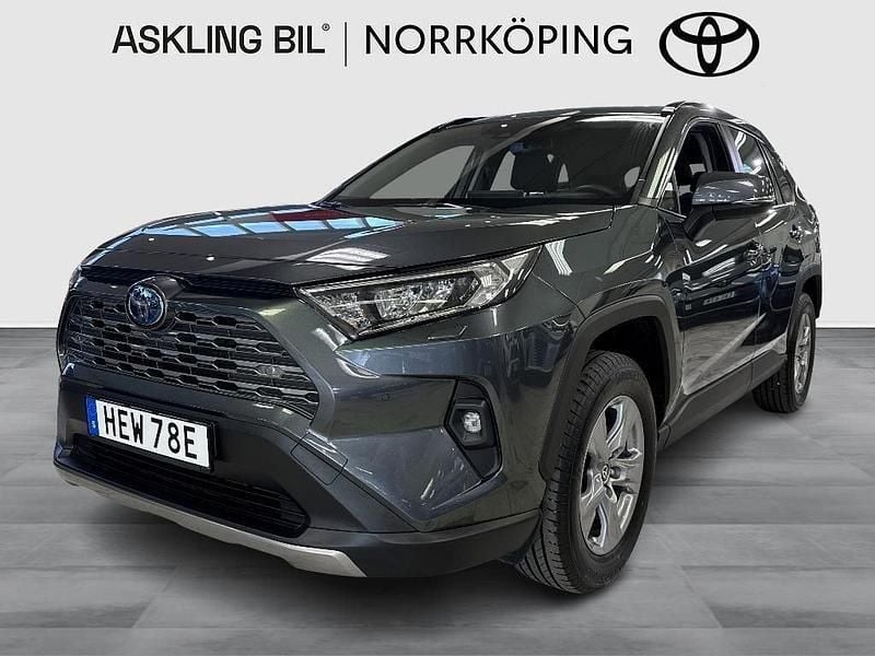 Mörkgrå (grå) Begagnad 2022 Toyota RAV4 Hybrid Active SUV | 374 000 kr (Bra pris) - Bild 1/3