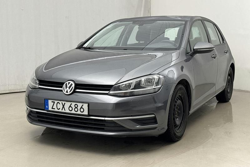 Mörkgrå Begagnad 2018 VW Golf VII | 139 000 kr (Marknadspris) - Bild 1/4