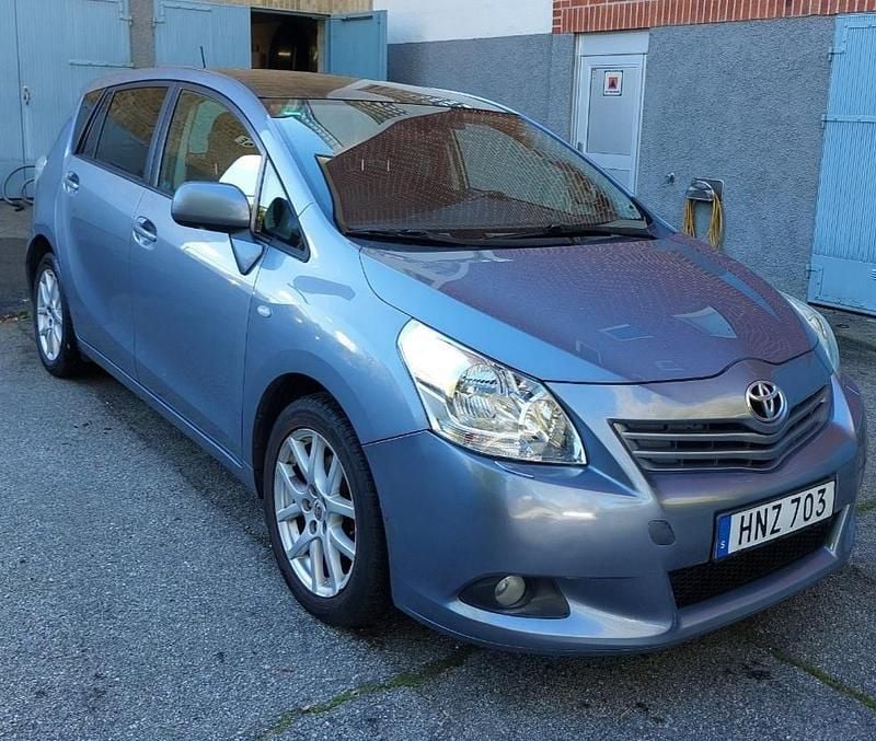 Blå Begagnad 2009 Toyota Verso Premium Minibuss | 62 000 kr (Marknadspris) - Bild 1/4