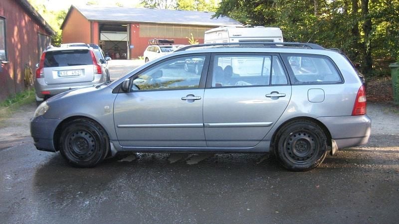 Ljusblå Begagnad 2002 Toyota Corolla Kombi | 30 900 kr (Marknadspris) - Bild 1/3