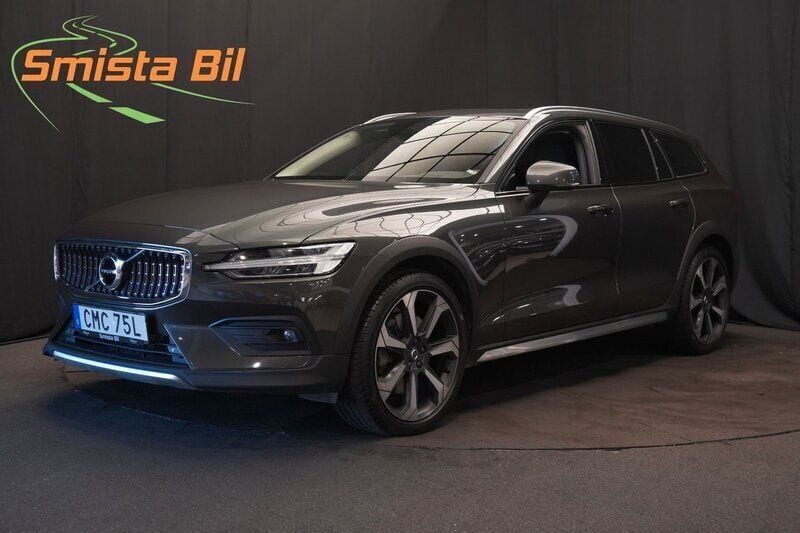 Mörkgrå Begagnad 2022 Volvo V60 CC Pro Kombi | 434 900 kr (Marknadspris) - Bild 1/4