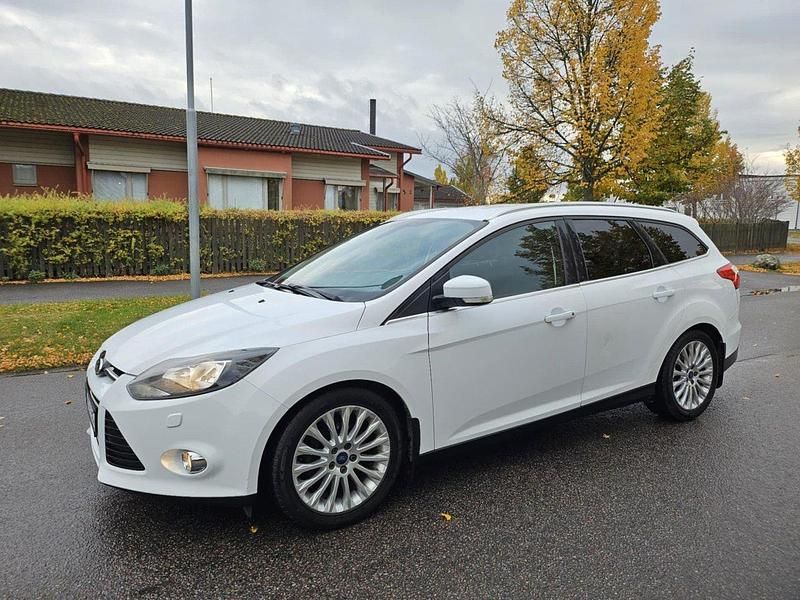 Vit Begagnad 2012 Ford Focus Titanium Kombi | 35 000 kr (Bra pris) - Bild 1/4