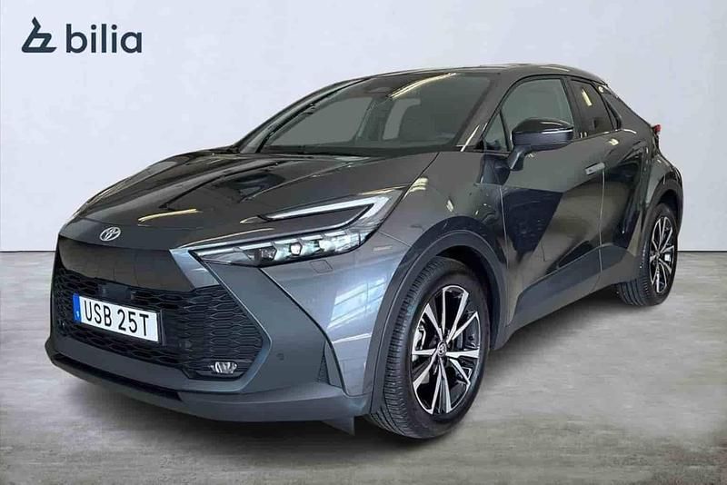 Grå Begagnad 2025 Toyota C-HR SUV | 379 900 kr - Bild 1/1