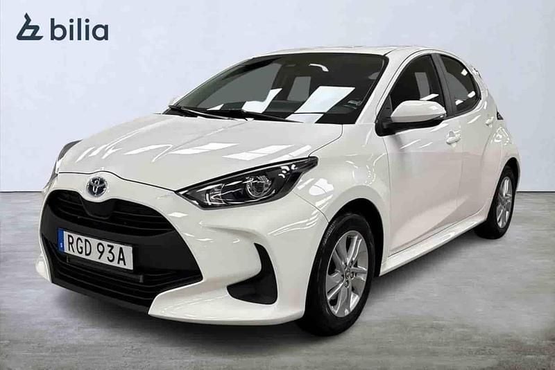 Vit Begagnad 2022 Toyota Yaris Hybrid Halvkombi | 189 900 kr (Marknadspris) - Bild 1/1
