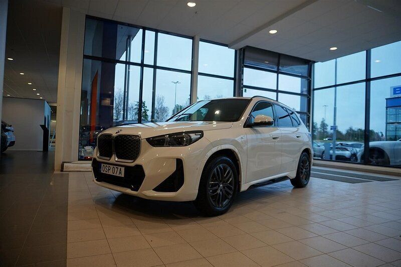 Okänd Begagnad 2024 BMW iX1 Efficient Dynamics SUV | 609 800 kr - Bild 1/4