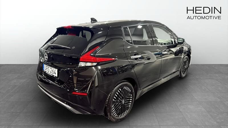 Begagnad Nissan Leaf N-Connecta 110 kW (150 HK) 2023 Svart metallic Halvkombi