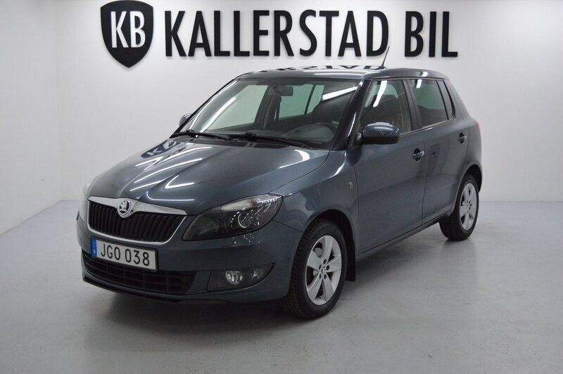 Silver Begagnad 2014 Skoda Fabia Ambiente Halvkombi | 79 900 kr (Marknadspris) - Bild 1/4