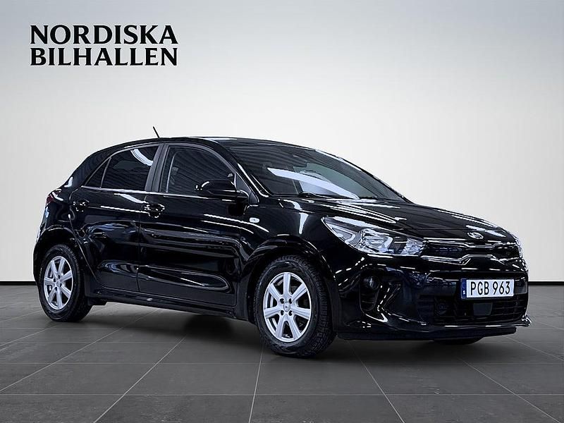 Svart Begagnad 2017 Kia Rio Halvkombi | 89 795 kr (Bra pris) - Bild 1/4
