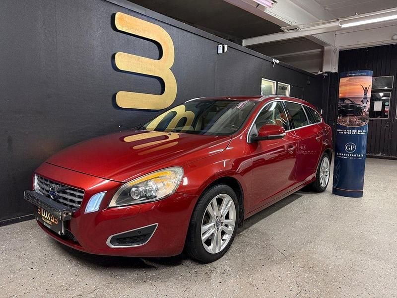 Röd Begagnad 2012 Volvo V60 Summum Kombi | 69 900 kr (Marknadspris) - Bild 1/4