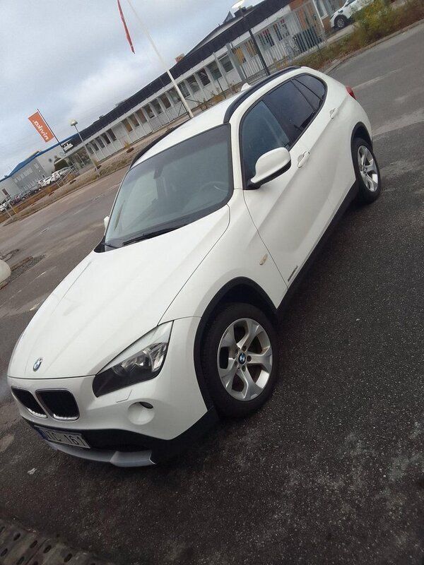 Vit Begagnad 2011 BMW X1 SUV | 95 000 kr (Marknadspris) - Bild 1/4