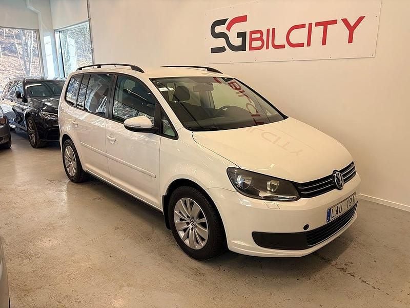 Vit Begagnad 2010 VW Touran Minibuss | 54 900 kr (Marknadspris) - Bild 1/4