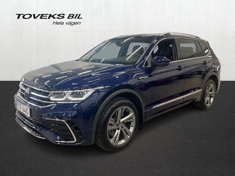 Mörkblå (atlantic blue metallic) Begagnad 2024 VW Tiguan Allspace R-line SUV | 484 900 kr (Marknadspris) - Bild 1/4