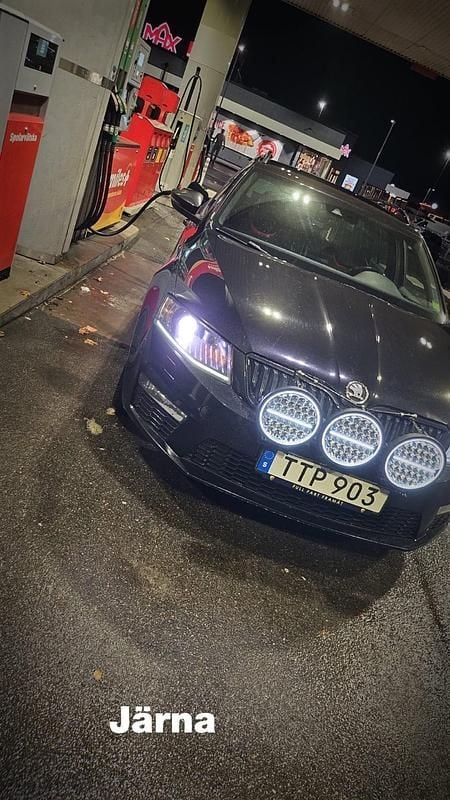 Begagnad Skoda Octavia RS 220 HK (161 kW) 2015 Svart metallic. Halvkombi