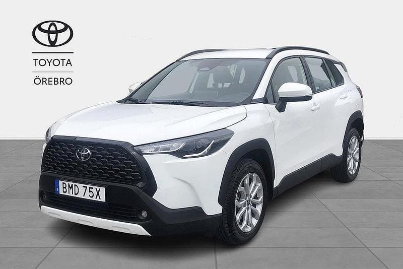 Vit Begagnad 2024 Toyota Corolla Cross Active SUV | 359 900 kr (Marknadspris) - Bild 1/4