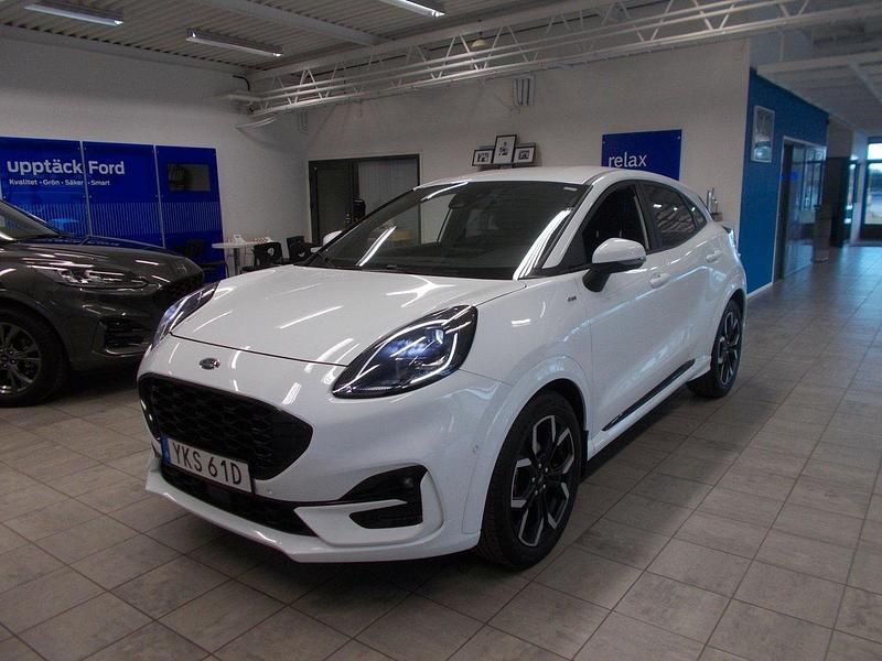 Vit (frozen white) Begagnad 2020 Ford Puma ST-Line X SUV | 219 400 kr (Marknadspris) - Bild 1/4