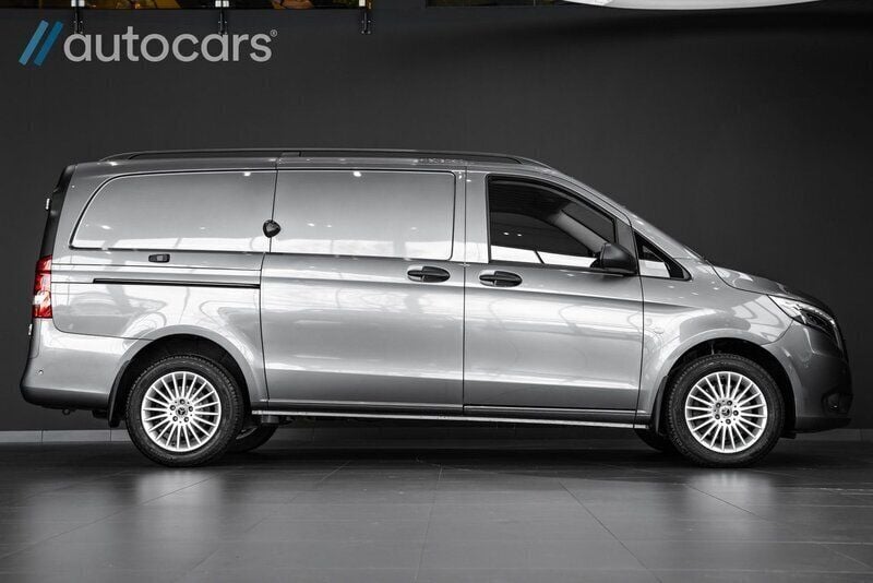 Grå Begagnad 2020 Mercedes Vito Minibuss | 398 750 kr - Bild 1/4