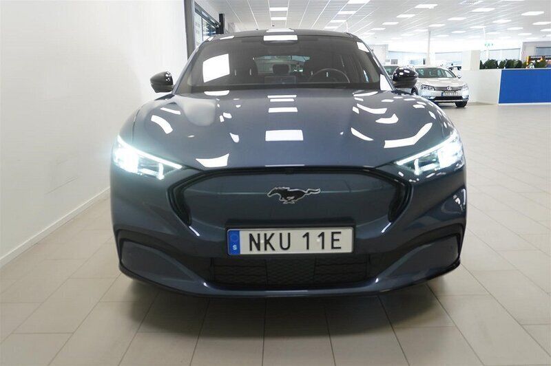 Blå Begagnad 2021 Ford Mustang Mach-E SUV | 389 800 kr (Superpris) - Bild 1/4