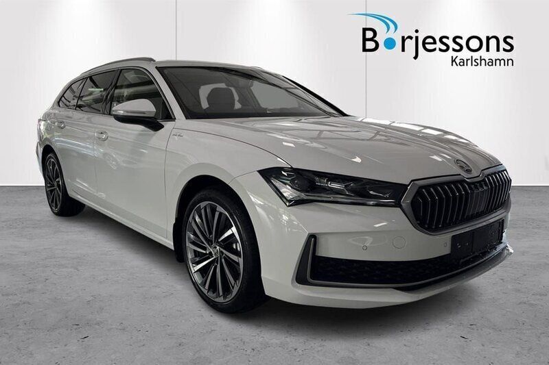 Vit Ny 2024 Skoda Superb LAURIN & KLEMENT Kombi | 519 000 kr (Marknadspris) - Bild 1/4