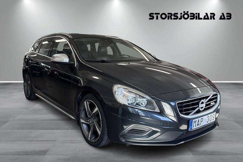 Grå Begagnad 2011 Volvo V60 R-Design Kombi | 143 000 kr (Lite dyr) - Bild 1/4