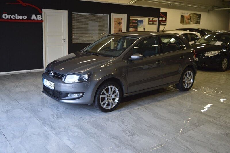 Mörkgrå Begagnad 2009 VW Polo Comfortline Halvkombi | 64 990 kr (Marknadspris) - Bild 1/4
