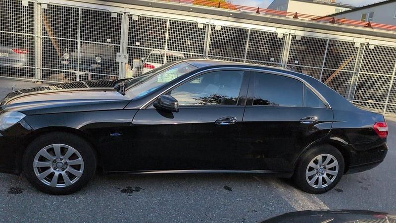 Svart Begagnad 2011 Mercedes 200 Sedan | 79 000 kr - Bild 1/4